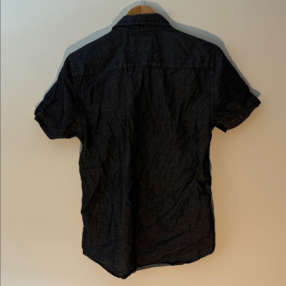 ✅ GUESS Los Angeles Slim Fit Short Sleeve Button Down Shirt 100% Cotton -Black - Picture 2 of 5